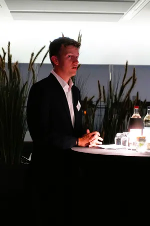 Ein Teilnehmer hält eine Rede