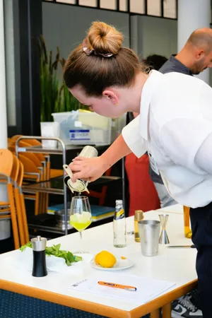 Eine Teilnehmerin füllt einen Cocktail ein