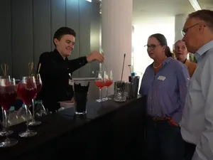 Ein Teilnehmer serviert Cocktails
