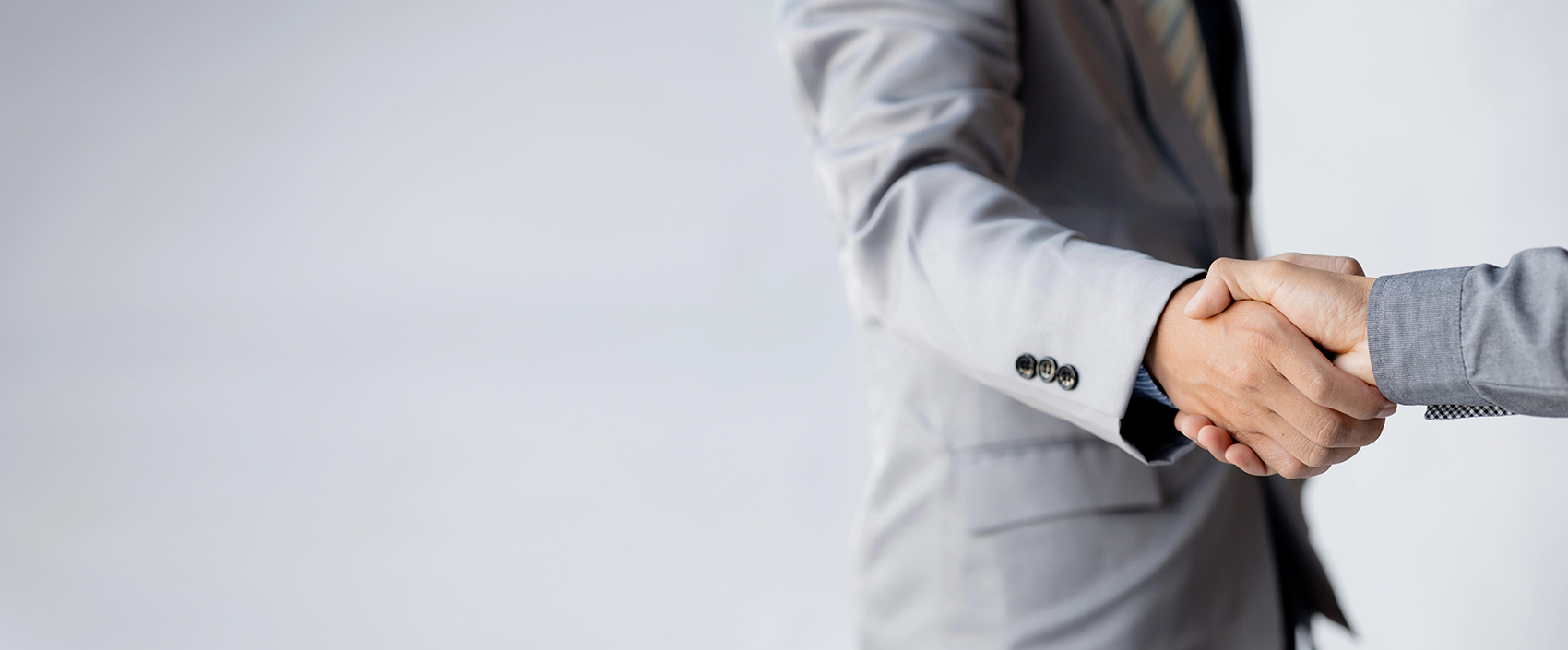 Zwei Männer schütteln Hände zur Begrüßung