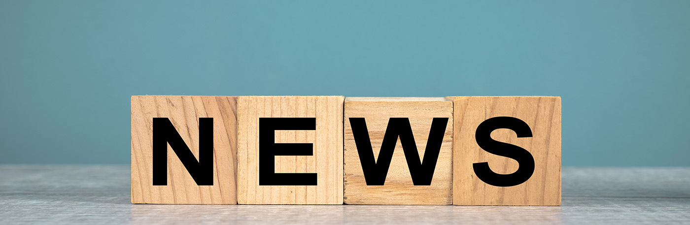 Vier Holzwürfel mit den Buchstaben NEWS